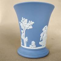 Vase i lyseblå porcelæn fra Wedgwood, England.